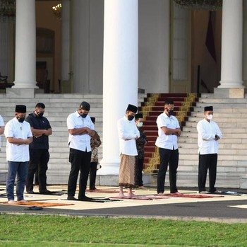 Penampakan Presiden Jokowi Salat Idul Fitri di Istana Bogor