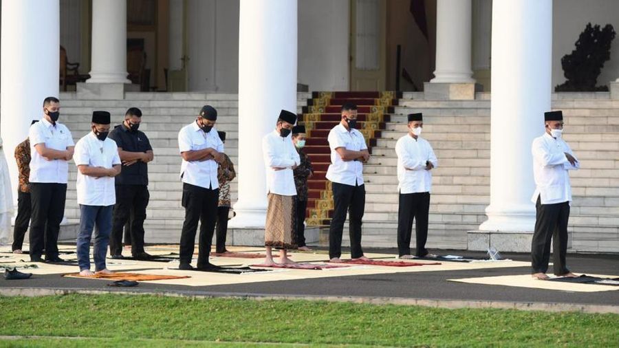 Presiden Joko Widodo dan Ibu Negara Iriana Joko Widodo, melaksanakan salat Idulfitri 1442 H di halaman Gedung Induk Istana Kepresidenan Bogor. ( Biro Pers Sekretariat Presiden/Lukas)