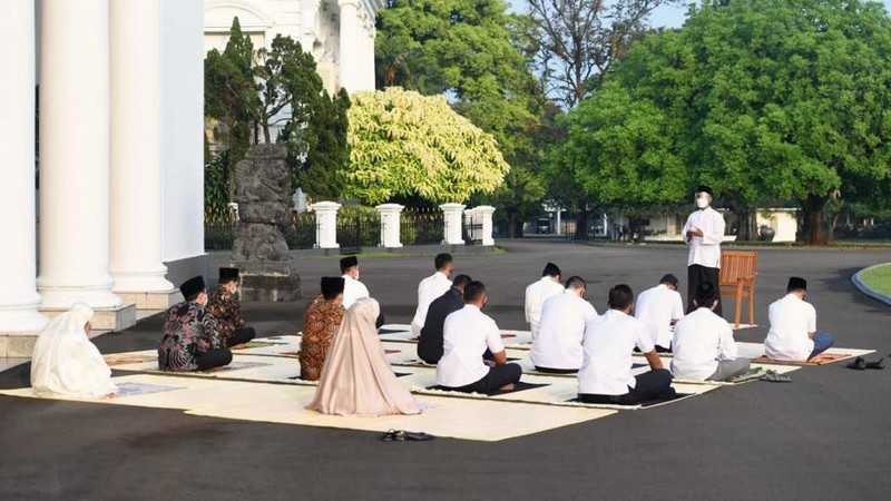 Presiden Joko Widodo dan Ibu Negara Iriana Joko Widodo, melaksanakan salat Idulfitri 1442 H di halaman Gedung Induk Istana Kepresidenan Bogor. ( Biro Pers Sekretariat Presiden/Lukas)