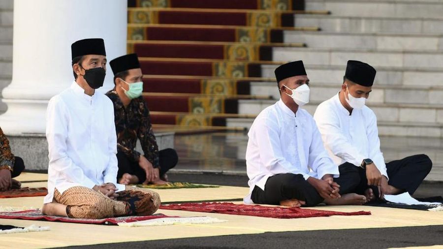Presiden Joko Widodo dan Ibu Negara Iriana Joko Widodo, melaksanakan salat Idulfitri 1442 H di halaman Gedung Induk Istana Kepresidenan Bogor. ( Biro Pers Sekretariat Presiden/Lukas)