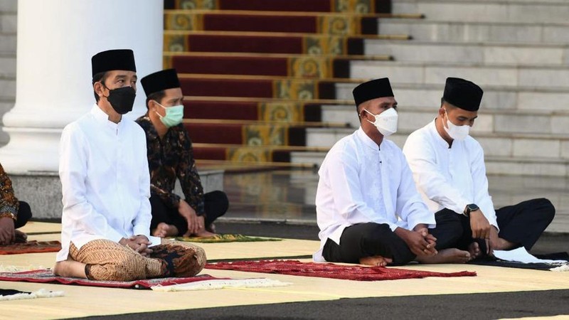 Presiden Joko Widodo dan Ibu Negara Iriana Joko Widodo, melaksanakan salat Idulfitri 1442 H di halaman Gedung Induk Istana Kepresidenan Bogor. ( Biro Pers Sekretariat Presiden/Lukas)