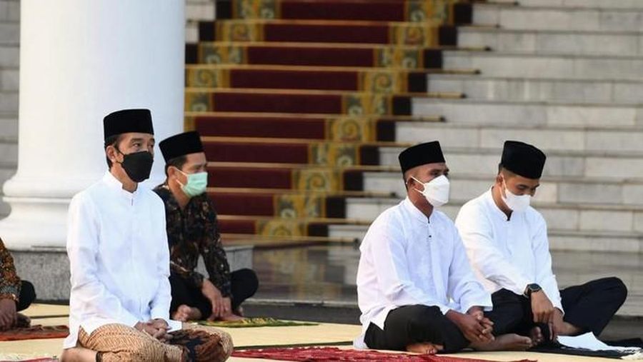 Presiden Joko Widodo dan Ibu Negara Iriana Joko Widodo, melaksanakan salat Idulfitri 1442 H di halaman Gedung Induk Istana Kepresidenan Bogor. (BPMI Setpre)