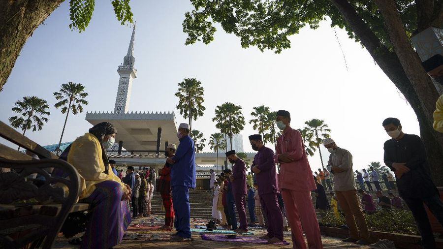 Muslims offer prayers during the first day of Eid al-Fitr, which marks the end of the holy month of Ramadan at Fatih Mosque in Istanbul, Thursday, May 13, 2021. Hundreds of Muslims attended dawn Eid al-Fitr prayers Thursday marking the end of a month of prayer and fasting for Muslims around the world, a usually joyous three-day celebration that has been significantly toned down as coronavirus cases soar. (AP Photo/Emrah Gurel)