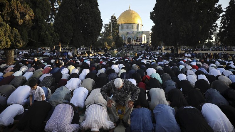 Muslims take part in Eid al-Fitr prayers at the Dome of the Rock Mosque in the Al-Aqsa Mosque compound in the Old City of Jerusalem, Thursday, May 13, 2021. Eid al-Fitr, festival of breaking of the fast, marks the end of the holy month of Ramadan. (AP Photo/Mahmoud Illean)