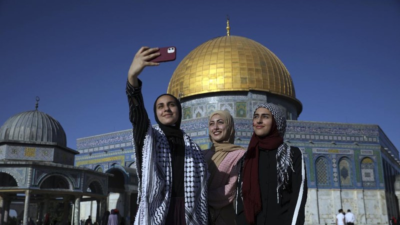 Muslims take part in Eid al-Fitr prayers at the Dome of the Rock Mosque in the Al-Aqsa Mosque compound in the Old City of Jerusalem, Thursday, May 13, 2021. Eid al-Fitr, festival of breaking of the fast, marks the end of the holy month of Ramadan. (AP Photo/Mahmoud Illean)