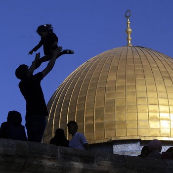 Potret Khusyuknya Warga Palestina Salat Id di Masjid Al-Aqsa