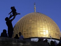Potret Khusyuknya Warga Palestina Salat Id di Masjid Al-Aqsa