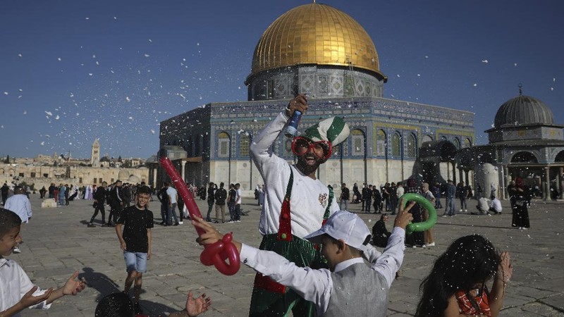 Muslims take part in Eid al-Fitr prayers at the Dome of the Rock Mosque in the Al-Aqsa Mosque compound in the Old City of Jerusalem, Thursday, May 13, 2021. Eid al-Fitr, festival of breaking of the fast, marks the end of the holy month of Ramadan. (AP Photo/Mahmoud Illean)