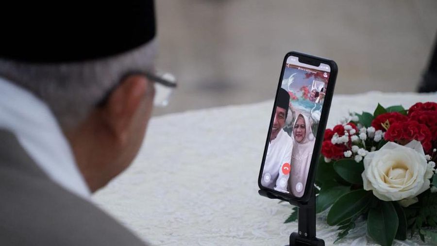 Wakil Presiden Ma’ruf Amin dan Ibu Wury Ma'ruf Amin bersilaturahmi dengan Presiden Joko Widodo dan Ibu Negara Iriana secara daring. (Biro Pers Sekretariat Wakil Presiden/Iwan)