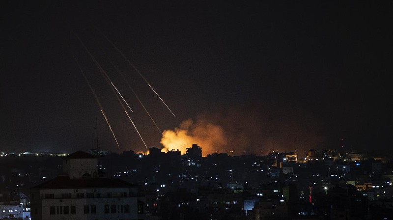 An Israeli artillery unit fires toward targets in Gaza Strip, at the Israeli Gaza border, Thursday, May 13, 2021. (AP Photo/Ariel Schalit)