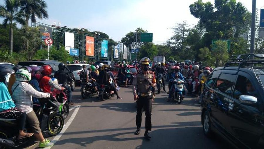Sejumlah warga yang akan berwisata tertahan di pintu masuk Taman Impian Jaya Ancol, Jakarta, yang ditutup pada Sabtu (15/5/2021).⁣ (Ist)