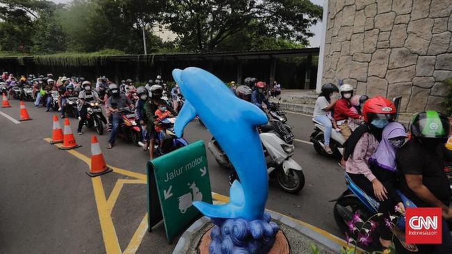 Ancol Membludak saat Hari ke Dua Lebaran (CNN Indonesia/Adhi Wicaksono)