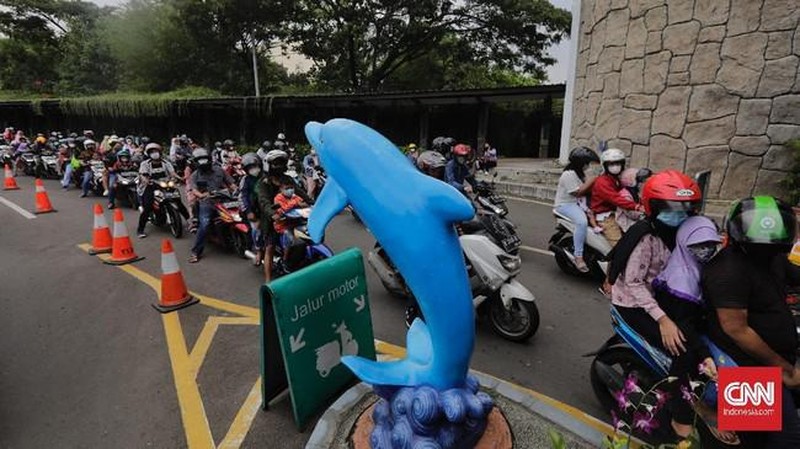 Ancol Membludak saat Hari ke Dua Lebaran (CNN Indonesia/Adhi Wicaksono)