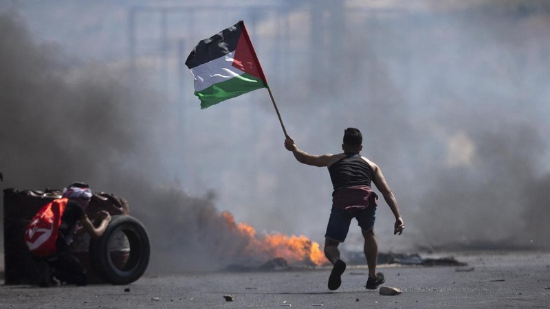 Smoke rises following Israeli airstrikes on a building in Gaza City, Thursday, May 13, 2021. Weary Palestinians are somberly marking the end of the Muslim holy month of Ramadan, as Hamas and Israel traded more rockets and airstrikes and Jewish-Arab violence raged across Israel. (AP Photo/Hatem Moussa)