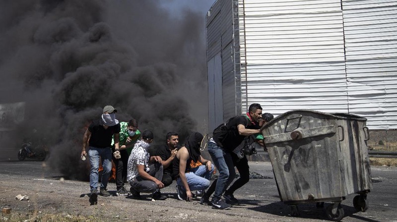 Smoke rises following Israeli airstrikes on a building in Gaza City, Thursday, May 13, 2021. Weary Palestinians are somberly marking the end of the Muslim holy month of Ramadan, as Hamas and Israel traded more rockets and airstrikes and Jewish-Arab violence raged across Israel. (AP Photo/Hatem Moussa)