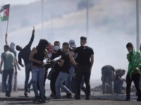 Ribuan Warga Palestina Diserang Israel Saat Gelar Demonstrasi
