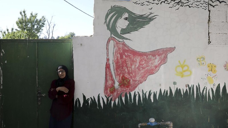 Smoke rises following Israeli airstrikes on a building in Gaza City, Thursday, May 13, 2021. Weary Palestinians are somberly marking the end of the Muslim holy month of Ramadan, as Hamas and Israel traded more rockets and airstrikes and Jewish-Arab violence raged across Israel. (AP Photo/Hatem Moussa)