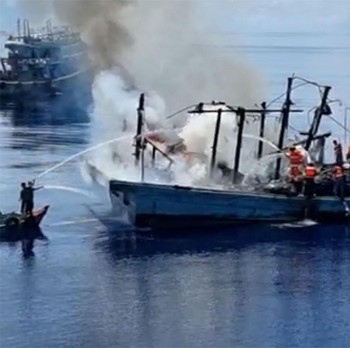 Potret KM Sinar Mas yang Terbakar di Laut Natuna Utara