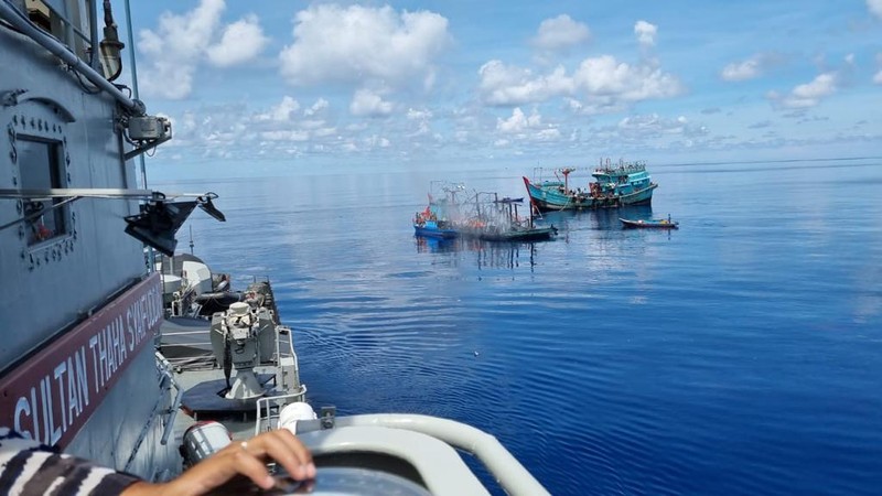 Presiden di atas KRI Usman Harun dengan latar belakang KRI Karel Sasuit Tubun yang sedang berlabuh di Puslabuh TNI AL di Selat Lampa. (Setpres/Agus Suparto)