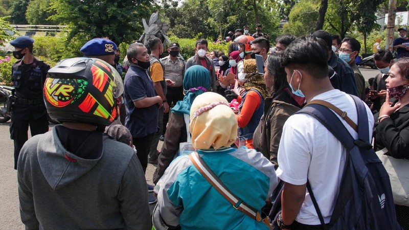 Sejumlah warga yang akan berwisata tertahan di pintu masuk Taman Impian Jaya Ancol, Jakarta, yang ditutup pada Sabtu (15/5/2021).⁣ (Ist)