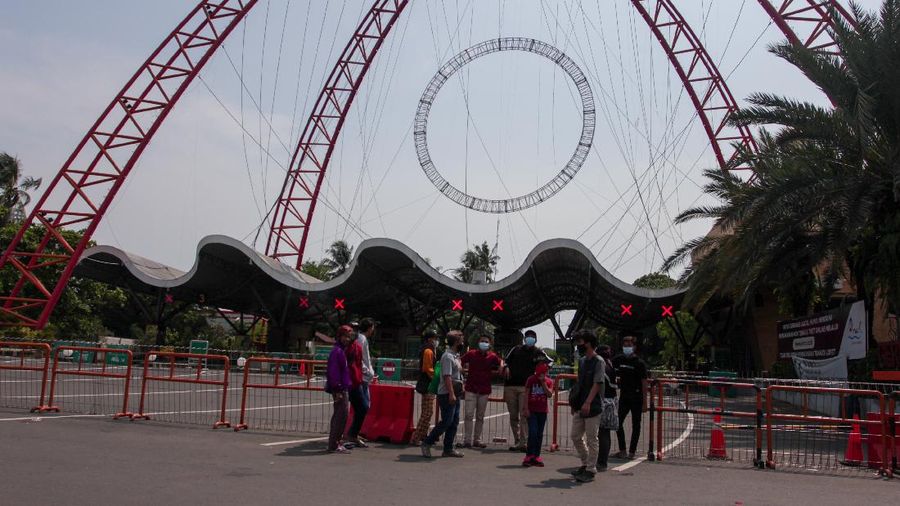 Sejumlah warga yang akan berwisata tertahan di pintu masuk Taman Impian Jaya Ancol, Jakarta, yang ditutup pada Sabtu (15/5/2021).⁣ (Ist)