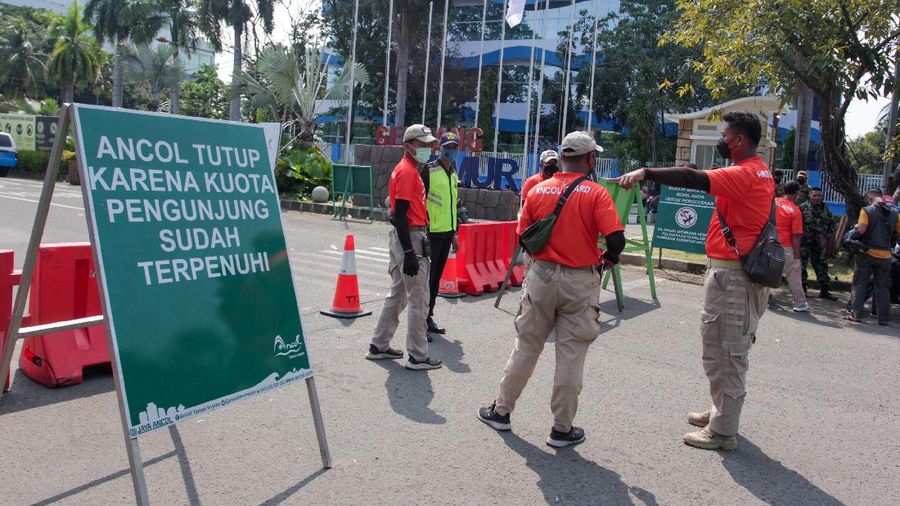 Sejumlah warga yang akan berwisata tertahan di pintu masuk Taman Impian Jaya Ancol, Jakarta, yang ditutup pada Sabtu (15/5/2021). (Ist)