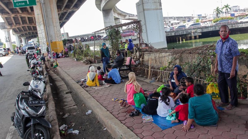 Sejumlah warga yang akan berwisata tertahan di pintu masuk Taman Impian Jaya Ancol, Jakarta, yang ditutup pada Sabtu (15/5/2021).⁣ (Ist)