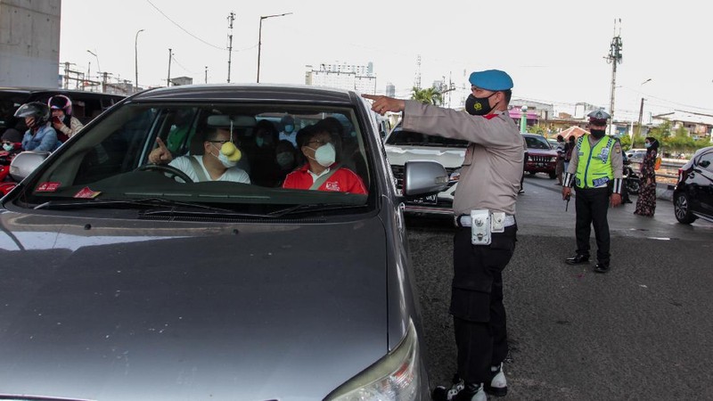 Sejumlah warga yang akan berwisata tertahan di pintu masuk Taman Impian Jaya Ancol, Jakarta, yang ditutup pada Sabtu (15/5/2021).⁣ (Ist)