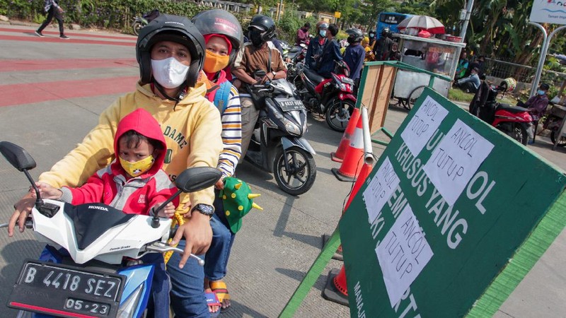 Sejumlah warga yang akan berwisata tertahan di pintu masuk Taman Impian Jaya Ancol, Jakarta, yang ditutup pada Sabtu (15/5/2021).⁣ (Ist)