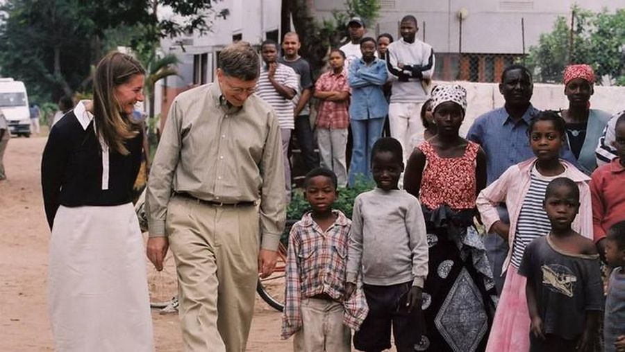 Gaya Blusukan Bill Gates di Wilayah Kumuh (Ist Facebook via DetikInet)