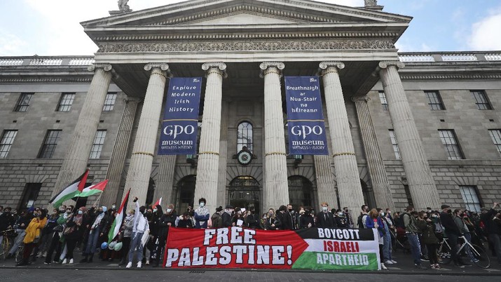 Ireland Protest People holding placards and Palestinian flags march in solidarity with the Palestinian people amid the ongoing conflict with Israel, during a demonstration in Dublin, Ireland, Saturday May 15, 2021. (Niall Carson/PA via AP)