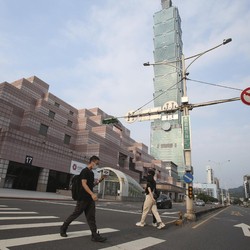 Taiwan 'Lockdown' Parsial: Corona Rekor, Warga Panic Buying
