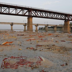 Heboh Penemuan Mayat Terkubur Seadanya di Tepi Sungai Gangga