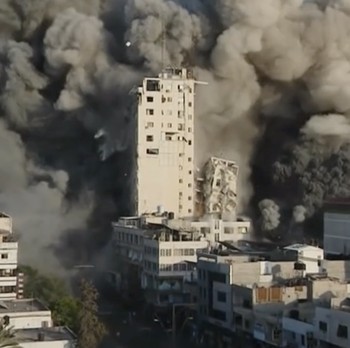 Detik-detik Menara Gaza Diserang Bom, Begini Penampakannya
