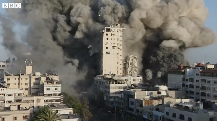 Menara di Gaza Runtuh Dibom Israel. (Tangkapan Layar Video via BBC)