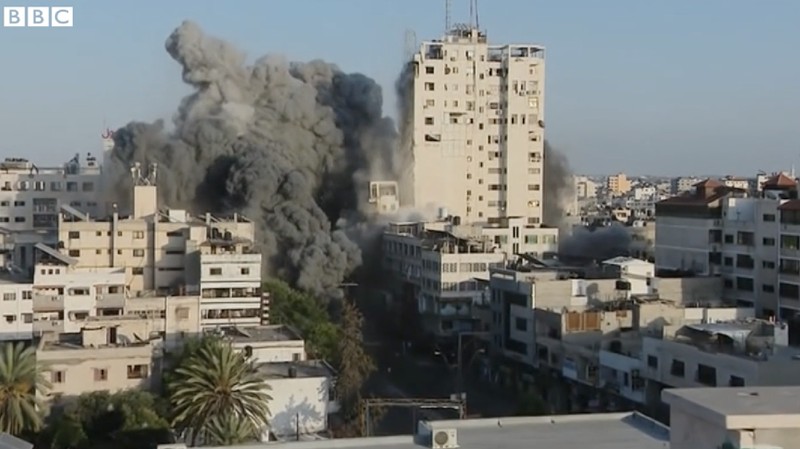 Menara di Gaza Runtuh Dibom Israel. (Tangkapan Layar Video via BBC)