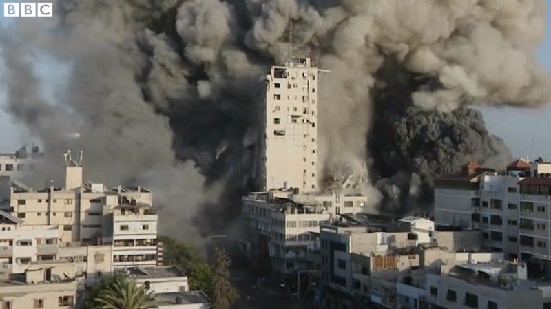 Menara di Gaza Runtuh Dibom Israel. (Tangkapan Layar Video via BBC)
