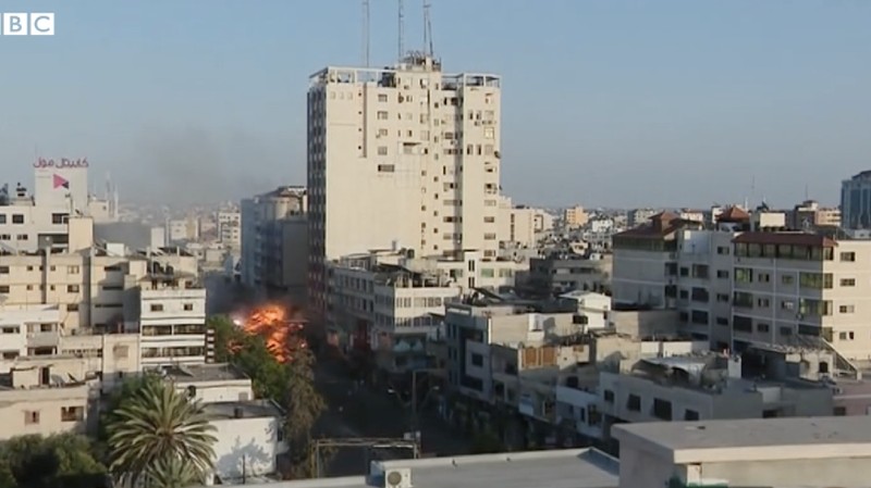 Menara di Gaza Runtuh Dibom Israel. (Tangkapan Layar Video via BBC)