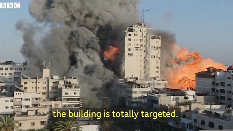 Menara di Gaza Runtuh Dibom Israel. (Tangkapan Layar Video via BBC)