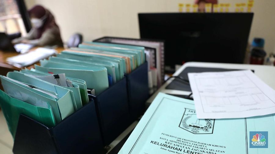 Suasana sejumlah Pegawai Negeri Sipil (PNS) Kelurahan sedang melakukan aktivitasnya di Kelurahan Lenteng Agung, Jakarta, Senin (17/5). Harin ini merupakan hari pertama para PNS masuk kembali setelah cuti bersama Idul Fitri. PNS kembali berdinas di masing-masing instansinya pada hari pertama kerja usai libur nasional dan cuti bersama Hari Raya Idul Fitri 1442 H. Seperti diketahui Pemerintah memutuskan hanya memberikan 2 hari cuti bersama bagi para Aparatur Sipil Negara (ASN) atau pegawai negeri sipil (PNS) pada 2021 ini. Salah satunya untuk Lebaran 2021. Keputusan tersebut tertuang dalam Keputusan Presiden (Keppres) Nomor 7 tahun 2021 tentang Cuti Bersama Pegawai Aparatur Sipil Negara (ASN) tahun 2021. Adapun pertama, cuti bersama Hari Raya Idul Fitri 1442 Hijriah pada 12 Mei 2021. Kedua, 24 Desember 2021 sebagai cuti bersama Hari Raya Natal. Kementerian PANRB telah menerbitkan Surat Edaran (SE) Menteri Pendayagunaan Aparatur Negara dan Reformasi Birokrasi (PANRB) No. 8/2021 tentang Pembatasan Kegiatan Bepergian ke Luar Daerah dan/atau Mudik dan/atau Cuti Bagi Pegawai ASN dalam Masa Pandemi Covid-19. Dalam aturan ini, ditegaskan jika Aparatur sipil negara (ASN) atau PNS beserta keluarganya dilarang mengambil cuti dan bepergian ke luar daerah/mudik Lebaran 2021.(CNBC Indonesia/ Muhammad Sabki)