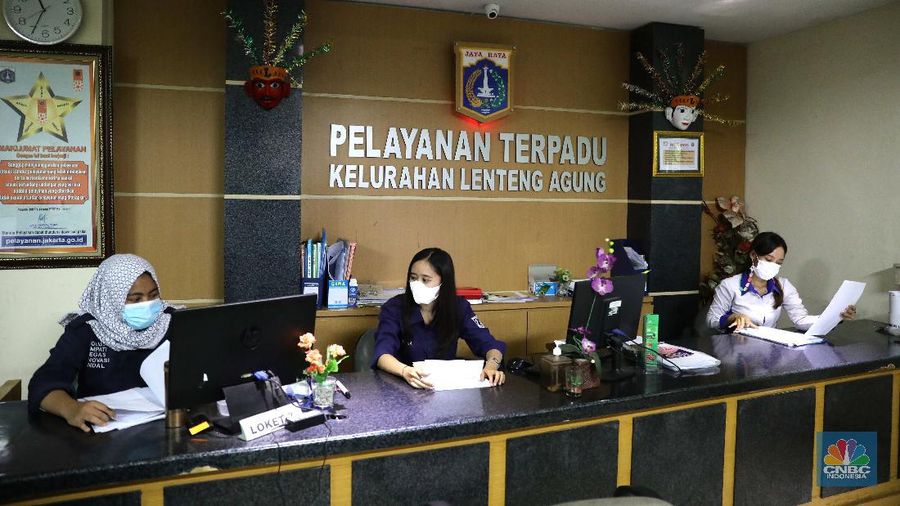 Suasana sejumlah Pegawai Negeri Sipil (PNS) Kelurahan sedang melakukan aktivitasnya di Kelurahan Lenteng Agung, Jakarta, Senin (17/5). Harin ini merupakan hari pertama para PNS masuk kembali setelah cuti bersama Idul Fitri. PNS kembali berdinas di masing-masing instansinya pada hari pertama kerja usai libur nasional dan cuti bersama Hari Raya Idul Fitri 1442 H. Seperti diketahui Pemerintah memutuskan hanya memberikan 2 hari cuti bersama bagi para Aparatur Sipil Negara (ASN) atau pegawai negeri sipil (PNS) pada 2021 ini. Salah satunya untuk Lebaran 2021. Keputusan tersebut tertuang dalam Keputusan Presiden (Keppres) Nomor 7 tahun 2021 tentang Cuti Bersama Pegawai Aparatur Sipil Negara (ASN) tahun 2021. Adapun pertama, cuti bersama Hari Raya Idul Fitri 1442 Hijriah pada 12 Mei 2021. Kedua, 24 Desember 2021 sebagai cuti bersama Hari Raya Natal. Kementerian PANRB telah menerbitkan Surat Edaran (SE) Menteri Pendayagunaan Aparatur Negara dan Reformasi Birokrasi (PANRB) No. 8/2021 tentang Pembatasan Kegiatan Bepergian ke Luar Daerah dan/atau Mudik dan/atau Cuti Bagi Pegawai ASN dalam Masa Pandemi Covid-19. Dalam aturan ini, ditegaskan jika Aparatur sipil negara (ASN) atau PNS beserta keluarganya dilarang mengambil cuti dan bepergian ke luar daerah/mudik Lebaran 2021.(CNBC Indonesia/ Muhammad Sabki)