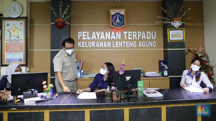 Suasana sejumlah Pegawai Negeri Sipil (PNS) Kelurahan sedang melakukan aktivitasnya di Kelurahan Lenteng Agung, Jakarta, Senin (17/5). Harin ini merupakan hari pertama para PNS masuk kembali setelah cuti bersama Idul Fitri. PNS kembali berdinas di masing-masing instansinya pada hari pertama kerja usai libur nasional dan cuti bersama Hari Raya Idul Fitri 1442 H. Seperti diketahui Pemerintah memutuskan hanya memberikan 2 hari cuti bersama bagi para Aparatur Sipil Negara (ASN) atau pegawai negeri sipil (PNS) pada 2021 ini. Salah satunya untuk Lebaran 2021. Keputusan tersebut tertuang dalam Keputusan Presiden (Keppres) Nomor 7 tahun 2021 tentang Cuti Bersama Pegawai Aparatur Sipil Negara (ASN) tahun 2021. Adapun pertama, cuti bersama Hari Raya Idul Fitri 1442 Hijriah pada 12 Mei 2021. Kedua, 24 Desember 2021 sebagai cuti bersama Hari Raya Natal. Kementerian PANRB telah menerbitkan Surat Edaran (SE) Menteri Pendayagunaan Aparatur Negara dan Reformasi Birokrasi (PANRB) No. 8/2021 tentang Pembatasan Kegiatan Bepergian ke Luar Daerah dan/atau Mudik dan/atau Cuti Bagi Pegawai ASN dalam Masa Pandemi Covid-19. Dalam aturan ini, ditegaskan jika Aparatur sipil negara (ASN) atau PNS beserta keluarganya dilarang mengambil cuti dan bepergian ke luar daerah/mudik Lebaran 2021.(CNBC Indonesia/ Muhammad Sabki)