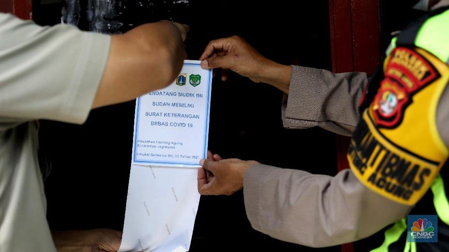 Gugus tugas Kelurahan Lenteng Agung memasangkan stiker tanda sedang menjalani isolasi mandir terhadap rumah pemudik yang baru balik ke Jakarta di kawasan Lenteng Agung, Jakarta, Senin, 17 Mei 2021. Pemerintah Kota Jakarta Selatan menginstruksikan setiap kelurahan untuk menempelkan stiker bertuliskan “pendatang mudik ini sedang menjalani isolasi mandiri 14 hari” di hunian pemudik yang baru datang dari kampung halaman. Hal itu dilakukan sebagai antisipasi arus balik pemudik dan menekan penyebaran Covid-19. 