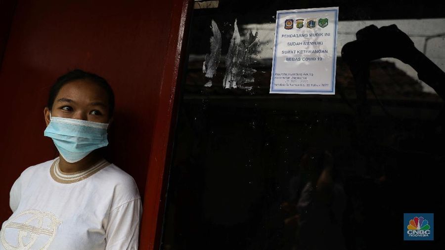 Gugus tugas Kelurahan Lenteng Agung memasangkan stiker tanda sedang menjalani isolasi mandir terhadap rumah pemudik yang baru balik ke Jakarta di kawasan Lenteng Agung, Jakarta, Senin, 17 Mei 2021. Pemerintah Kota Jakarta Selatan menginstruksikan setiap kelurahan untuk menempelkan stiker bertuliskan “pendatang mudik ini sedang menjalani isolasi mandiri 14 hari” di hunian pemudik yang baru datang dari kampung halaman. Hal itu dilakukan sebagai antisipasi arus balik pemudik dan menekan penyebaran Covid-19. 