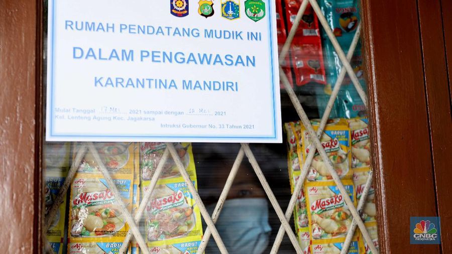 Gugus tugas Kelurahan Lenteng Agung memasangkan stiker tanda sedang menjalani isolasi mandir terhadap rumah pemudik yang baru balik ke Jakarta di kawasan Lenteng Agung, Jakarta, Senin, 17 Mei 2021. Pemerintah Kota Jakarta Selatan menginstruksikan setiap kelurahan untuk menempelkan stiker bertuliskan “pendatang mudik ini sedang menjalani isolasi mandiri 14 hari” di hunian pemudik yang baru datang dari kampung halaman. Hal itu dilakukan sebagai antisipasi arus balik pemudik dan menekan penyebaran Covid-19. 