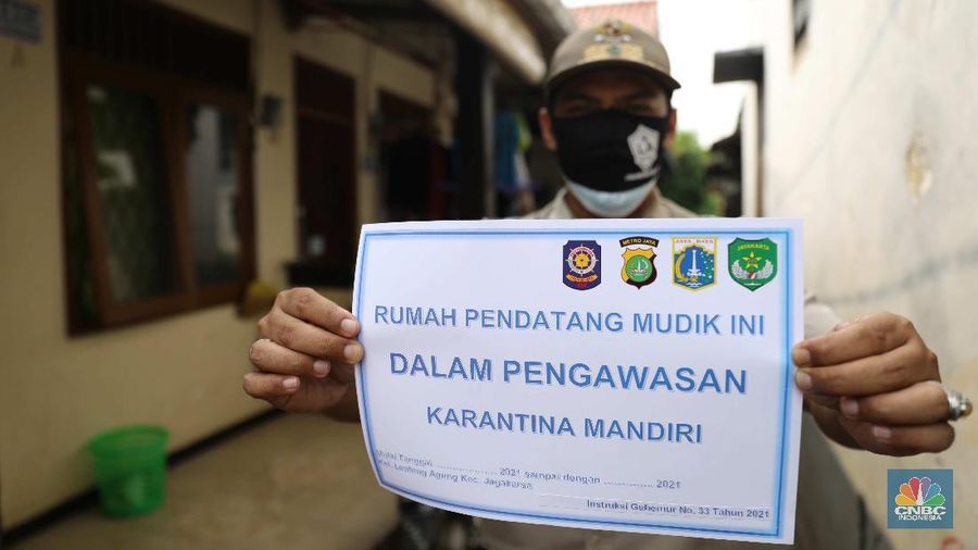 Gugus tugas Kelurahan Lenteng Agung memasangkan stiker tanda sedang menjalani isolasi mandir terhadap rumah pemudik yang baru balik ke Jakarta di kawasan Lenteng Agung, Jakarta, Senin, 17 Mei 2021. Pemerintah Kota Jakarta Selatan menginstruksikan setiap kelurahan untuk menempelkan stiker bertuliskan “pendatang mudik ini sedang menjalani isolasi mandiri 14 hari” di hunian pemudik yang baru datang dari kampung halaman. Hal itu dilakukan sebagai antisipasi arus balik pemudik dan menekan penyebaran Covid-19. 