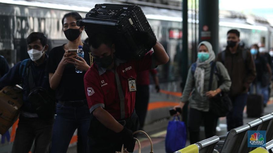 Penumpang Kereta Api jarak jauh tiba di Stasiun Gambir,Jakarta, Senin (17/5/2021). Kepala Humas PT. Kereta Api Indonesia (KAI) Daop 1 Jakarta Eva Chairunisa menyatakan sebanyak 2.100 penumpang kereta api jakarak jauh (KAJJ) tiba di Jakarta hari ini, Senin 17 April 2021.Menurut Eva, ribuan penumpang tersebut tiba di dua stasiun yakni Stasiun Gambir dan Stasiun Pasar Senen.