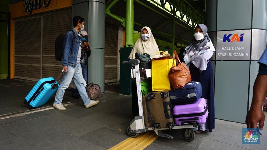 Penumpang Kereta Api jarak jauh tiba di Stasiun Gambir,Jakarta, Senin (17/5/2021). Kepala Humas PT. Kereta Api Indonesia (KAI) Daop 1 Jakarta Eva Chairunisa menyatakan sebanyak 2.100 penumpang kereta api jakarak jauh (KAJJ) tiba di Jakarta hari ini, Senin 17 April 2021.Menurut Eva, ribuan penumpang tersebut tiba di dua stasiun yakni Stasiun Gambir dan Stasiun Pasar Senen.