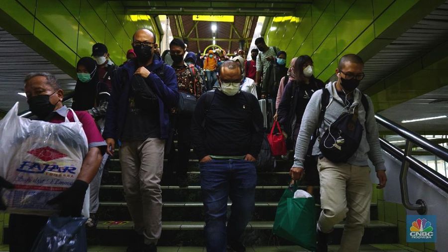 Penumpang Kereta Api jarak jauh tiba di Stasiun Gambir,Jakarta, Senin (17/5/2021). Kepala Humas PT. Kereta Api Indonesia (KAI) Daop 1 Jakarta Eva Chairunisa menyatakan sebanyak 2.100 penumpang kereta api jakarak jauh (KAJJ) tiba di Jakarta hari ini, Senin 17 April 2021.Menurut Eva, ribuan penumpang tersebut tiba di dua stasiun yakni Stasiun Gambir dan Stasiun Pasar Senen.