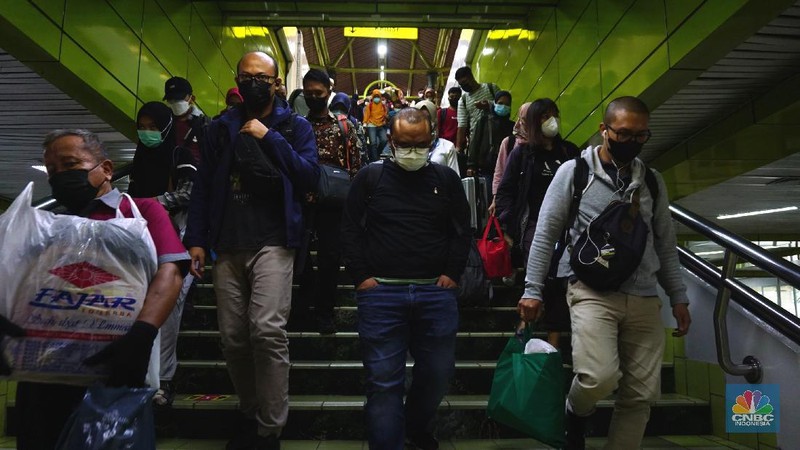 Penumpang Kereta Api jarak jauh tiba di Stasiun Gambir,Jakarta, Senin (17/5/2021). Kepala Humas PT. Kereta Api Indonesia (KAI) Daop 1 Jakarta Eva Chairunisa menyatakan sebanyak 2.100 penumpang kereta api jakarak jauh (KAJJ) tiba di Jakarta hari ini, Senin 17 April 2021.Menurut Eva, ribuan penumpang tersebut tiba di dua stasiun yakni Stasiun Gambir dan Stasiun Pasar Senen.